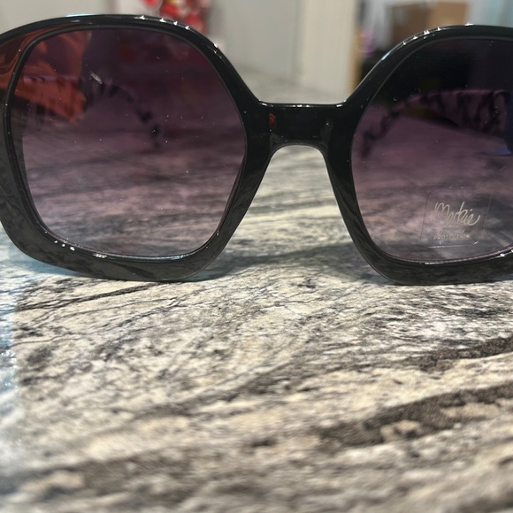Bob Makie Black  with black and white arms Sunglasses main image 8